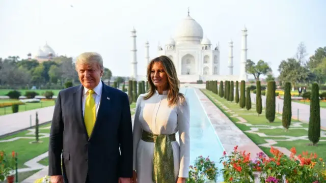 டிரம்பும் அவரது மனைவி மெலானியா டிரம்பும் தாஜ்மஹாலை பார்வையிட்டபோது