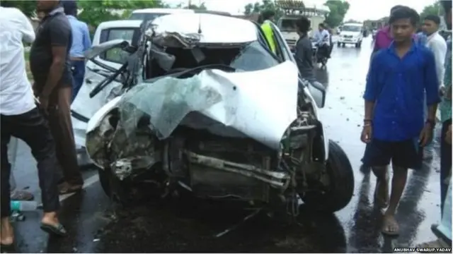 पीड़िता अपने रिश्तेदारों और वकील के साथ इसी कार में सवार थीं, जिसे एक ट्रक ने टक्कर मार दी
