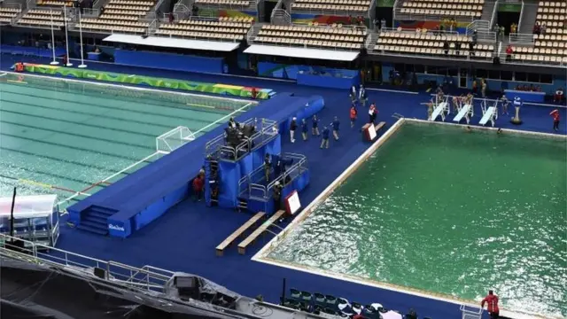 La diferencia en el color del agua en las diferentes piscinas es notable.
