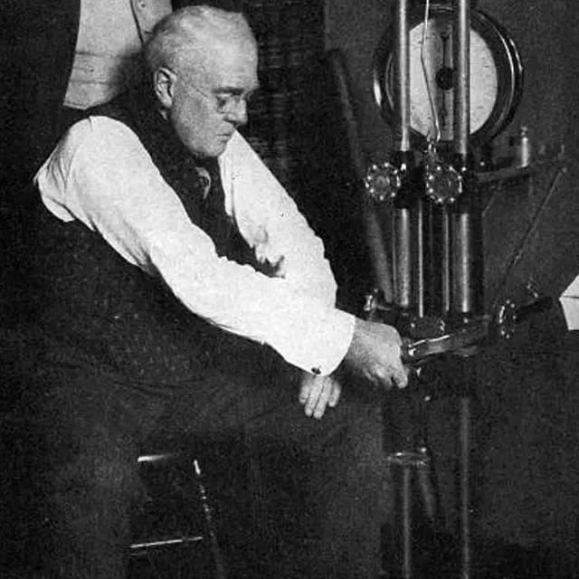 Fletcher probando su resistencia mediante el dinamómetro mercurial Kellogg en el gimnasio de la Universidad de Yale, en una foto que el autor incluyó en su libro.