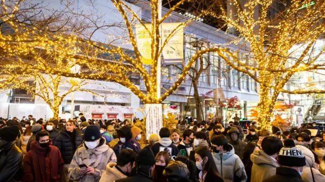 جاپان کے شہر ٹوکیو میں نئے سال کے استقبال کے لیے لوگ جمع ہوئے