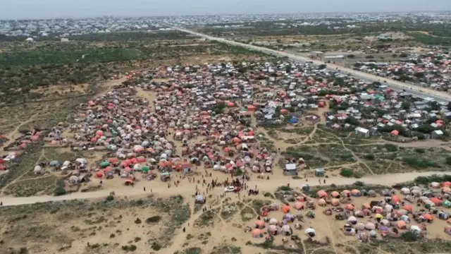 सोमालियात दुष्काळामुळे दहा लाखांपेक्षा जास्त लोकांना घर सोडावं लागलं आहे.