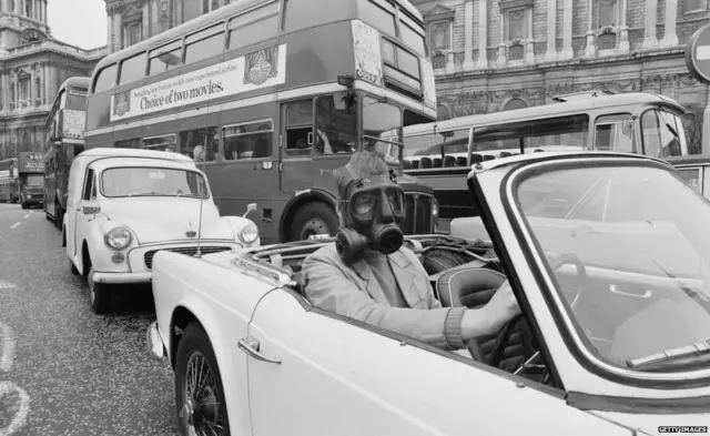 1971 ਵਿੱਚ ਐਂਟੀ ਪਲਿਊਸ਼ਨ ਮਾਸਕ ਪਹਿਨੇ ਇੱਕ ਕਾਰਚਾਲਕ