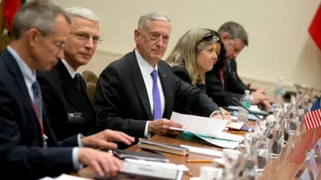 د امریکا دفاع وزیر جېمز متیس د ناټو غونډه کې وویل، له افغان جګړې یې ځواکونه له وخت وړاندې کم کړي دي.