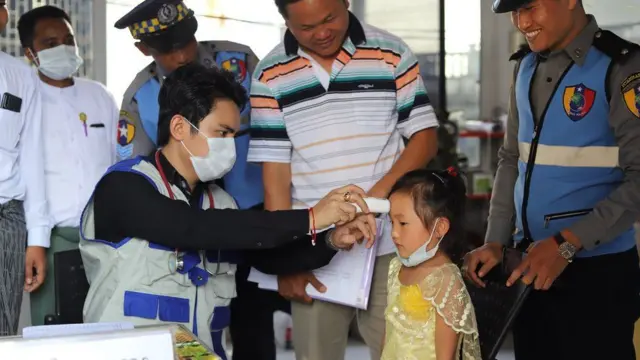 တရုတ်ခရီးသွားတွေကို တာချီလိတ် ထိုင်း-မြန်မာနယ်စပ်မှာ အပူချိန်တိုင်းတာနေစဉ်