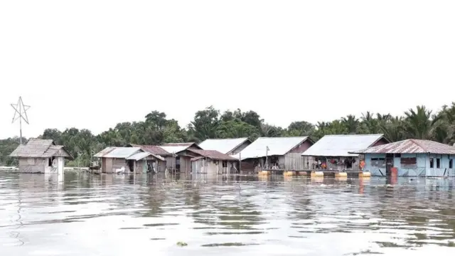 Kampung di seputar Danau Sentani.
