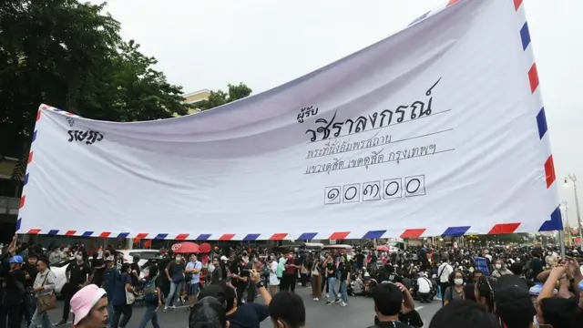 ป้ายไวนิลขนาดใหญ่เป็นรูปซองจดหมายถึงกษัตริย์วชิราลงกรณ์