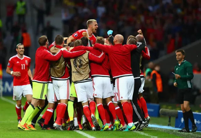 Gales celebra su histórica clasificación a la semifinales de la Eurocopa.