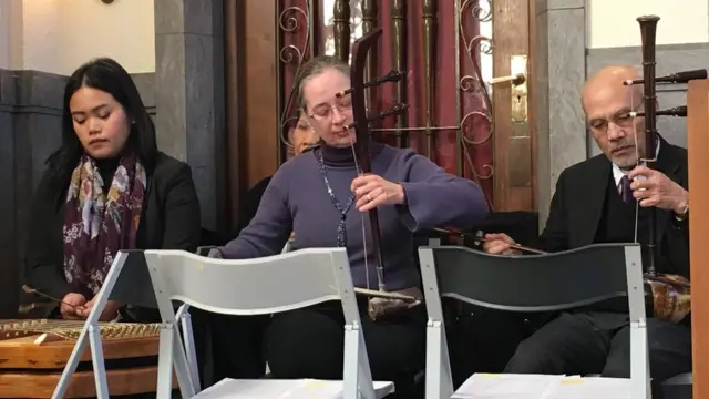 เพื่อนชมรมดนตรีไทยเล่นเพลงราตรีประดับดาว