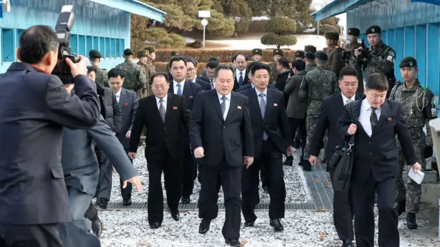 군사분계선을 넘어오는 북측 대표단