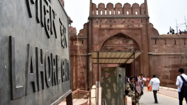 முக்கிய பிரமுகர்கள், தூதர்கள் மற்றும் மனுதாரர்களால் லாகூர் நுழைவாயில் பயன்படுத்தப்பட்டது