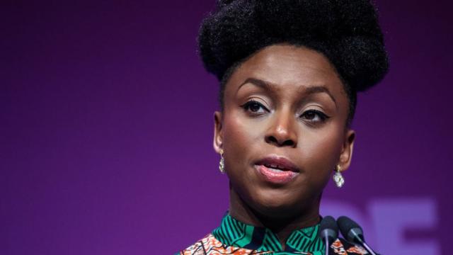Chimamanda Ngozi Adichie, ici en 2013 à Lagos, a été victime d'une agression sexuelle à l'âge de 17 ans.
