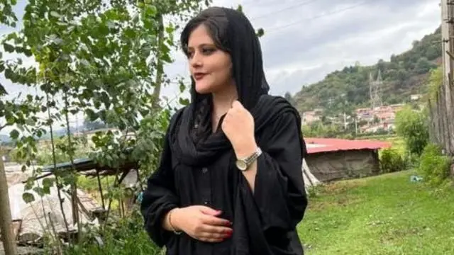 مهسا یا ژینا، دختر ۲۲ ساله‌ای بود که در بازداشت گشت ارشاد جان باخت