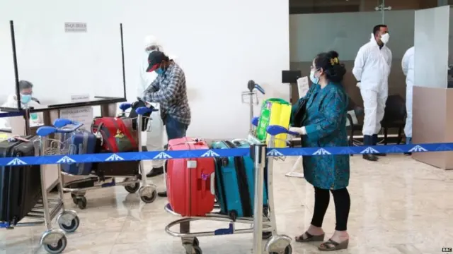 ඉන්දුනීසියාවේ සිට පැමිණි ශ්‍රී ලාංකිකයින් පිරිසක්