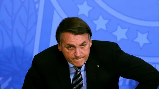 Bolsonaro sentando, com cara um pouco tensa,melhores sites de aposta cs goevento, diantemelhores sites de aposta cs gopainel azul