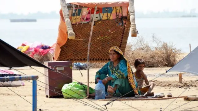 قدرتی آفات کے بعد پیدا ہونے والے ماحول میں متاثرہ خواتین کو ہراساں کرنے کے واقعات رپورٹ ہوتے ہیں (فائل فوٹو)