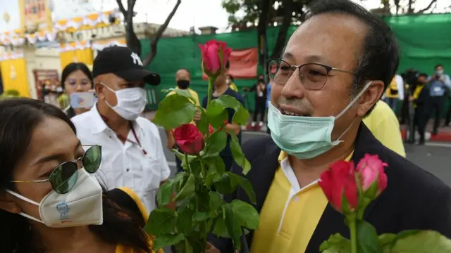 "ที่รุ่นน้องบอกให้มันจบที่รุ่นเรา รุ่นพ่อฟังแล้วสะอื้น ขอให้น้อง ๆ ไปหาข้อมูลมากขึ้นเกี่ยวกับสถาบัน" นพ.ตุลย์กล่าว