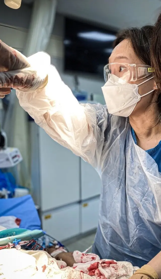 토혈로 기도가 막혀 심정지가 온 코로나 의심환자에게 절제술을 해 기도를 확보하고 있는 의료진의 모습. 심폐소생술을 하면서 진행된 위급한 순간이었다