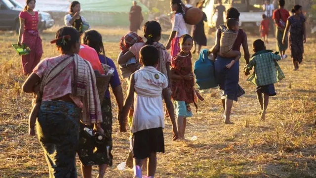 ရခိုင် ကျောက်တော်က စခန်းတစ်ခုကို ရောက်ရှိလာတဲ့ စစ်ဘေးရှောင်တွေကို ဇန်နဝါရီလ ၄ ရက်နေ့က တွေ့ရတဲ့ မြင်ကွင်း