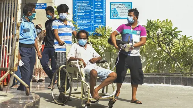 স্রেফ অক্সিজেনের অভাবে ভারতে বহু রোগী মারা যাচ্ছেন বলে অভিযোগ উঠেছে