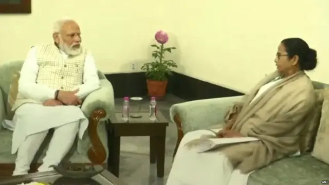 पीएम नरेंद्र मोदी और मुख्यमंत्री ममता बनर्जी की मुलाक़ात