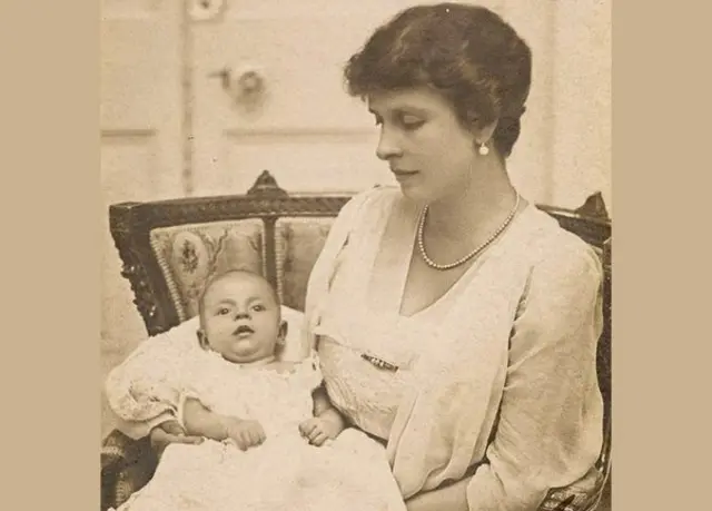 පිලිප් කුමරු බිලිඳු වියේදී Prince Philip as a baby / Copyright: Royal Collection - NB Syndication restricted