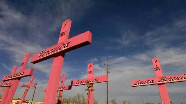 Cruces rosadas para recordar a las víctimas de feminicidios en Ciudad Juárez
