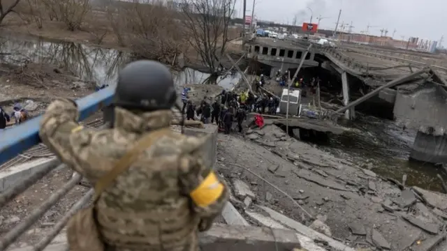 Ikiraro cyashenywe n'ibisasu mu mujyi wa Irpin