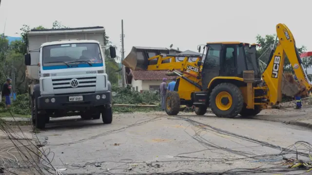 Equipes de limpeza trabalhando após passagem de tornado em Santa Catarina