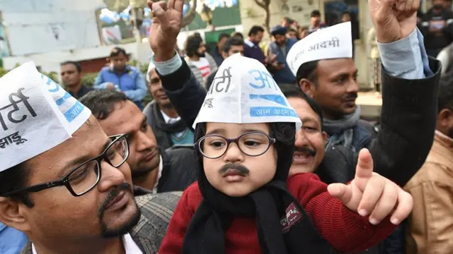 அரவிந்த் கேஜ்ரிவால்: இன்னும் சற்று நேரத்தில் டெல்லி முதல்வராக பதவி ஏற்கிறார்