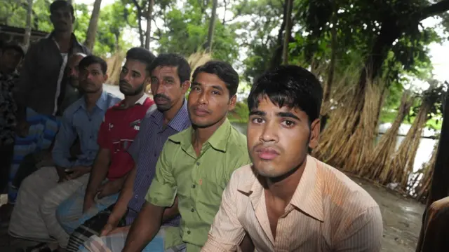 শরিয়তপুরের একটি গ্রামে লিবিয়া-ফেরত একদল অভিবাসী