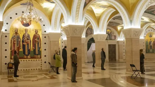 Верующие в храме Святого Саввы в Белграде