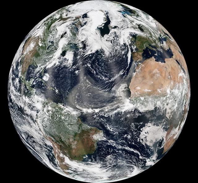 Mapa da Terra mostra poeira cruzando o oceano