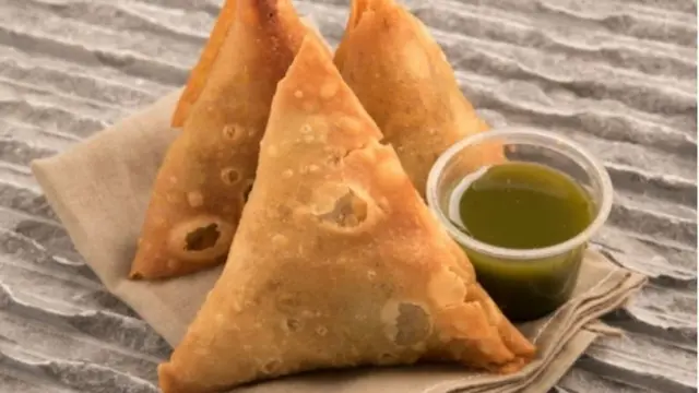 લીલી ચટણી સાથે સમોસાંની તસવીર