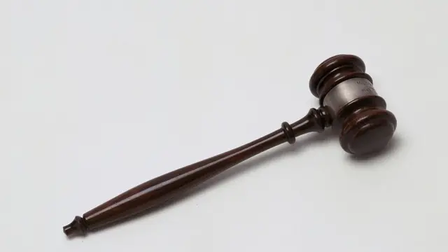 drveni čekić za sudije