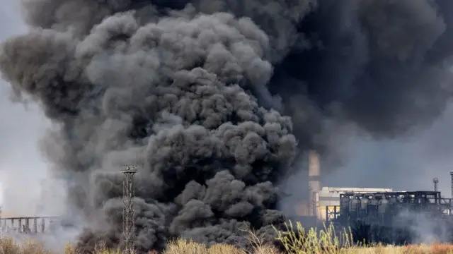 রুশ গোলার শিকার ডনবাসের একটি কারাখানা।