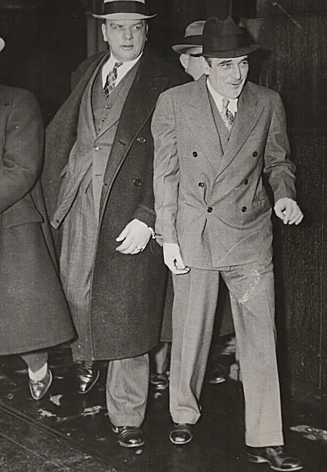 foto del conde Victor Lustig saliendo de la corte