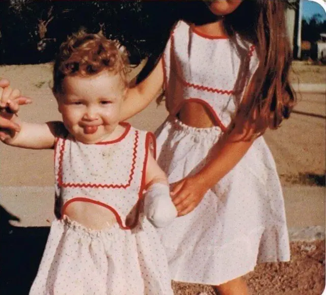 Alfonsina Maldonado de niña junto a su hermana Mabi.