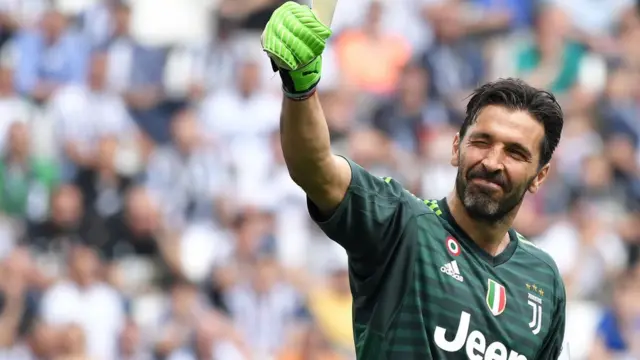 জিয়ানলুইগি ব্যুফঁ, ইটালির কিংবদন্তির গোলকিপার, তার কেরিয়ারের শেষ ম্যাচের পর, মে ১৭, ২০১৮, তুরিন