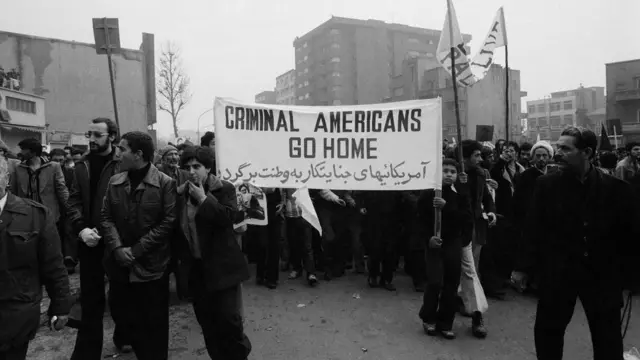 сторонники революции с плакатом