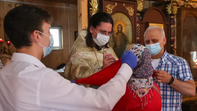 Россия. Москва. Иерей Сергий Силва на службе в храме Воздвижения Креста Господня в Митине в период пандемии коронавируса
