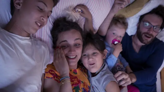 Familia en la cama.