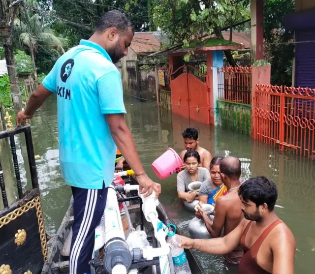 આસામના પૂર દરમિયાન સહાય કરી રહેલા
