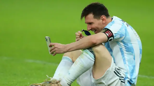 ট্রফি জয়ের পর শিশুসুলভ আনন্দে মাতোয়ারা লিওনেল মেসি