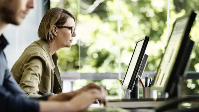 Mujer y hombre en oficina