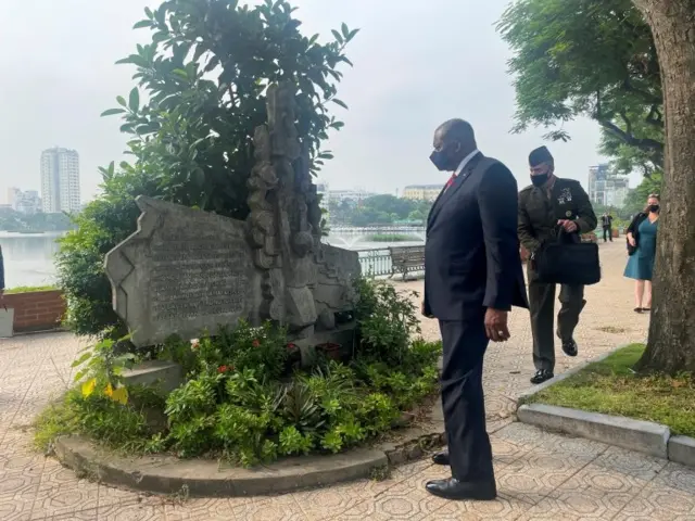 Bộ trưởng Quốc phòng Hoa Kỳ Lloyd Austin thăm nơi máy bay của cố Thượng nghị sĩ Hoa Kỳ John McCain bị bắn rơi
