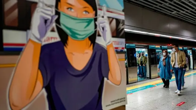 Türkiye'de toplu taşımada maske zorunluluğu bulunmuyor. Bazı meslek örgütleri ve bazı uzmanlar ise yurttaşlara kapalı alanda maske kullanma çağrısı yapıyor.