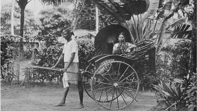 ভারতে হাতে টানা রিকশা।