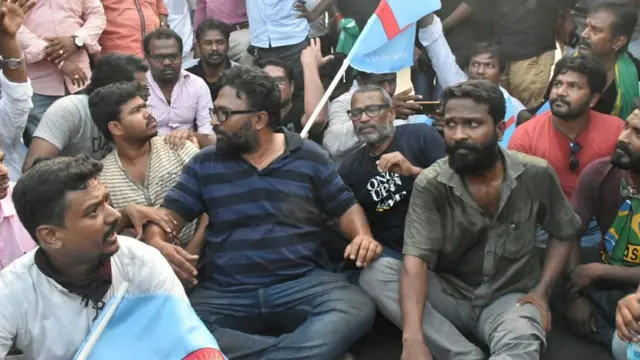 பூட்டு போடும் போராட்டம் முதல் சிக்ஸர் வரை! - நேற்றைய சேப்பாக்கம் காட்சிகள்