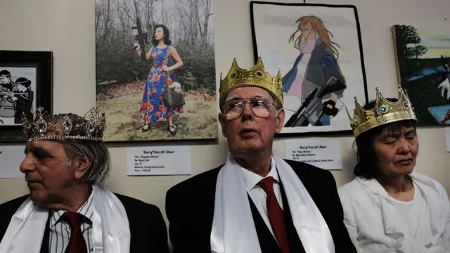 به پیروان کلیسای صلح جهانی و وحدت "مونها" میگویند. این کلیسا به شستشوی مغزی پیروان خود متهم شده که کلیسا آن را رد میکند